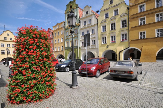 Wieże kwiatowe – od kilku lat wpisały się w letni krajobraz miasta. Doceniają je głównie turyści, nagminnie fotografując się na ich tle.