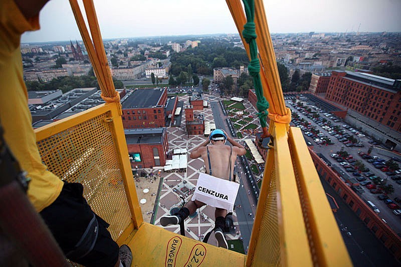 Ekstremalne skoki na bungee w Manufakturze