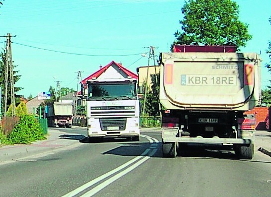Ciężkie transporty dowożące kruszywo pod budowę autostrady to problem wielu podtarnowskich miejscowości - nie tylko Radłowa, ale też na przykład Szczurowej