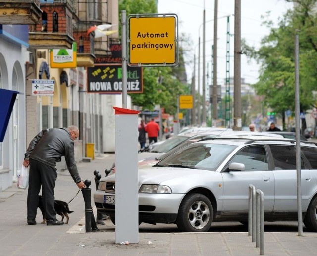 Na Dąbrowskiego stoją już nowe parkomaty