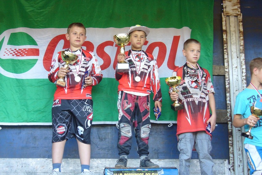 Maciej Przybysz (w środku) zwycięzca wyścigu w kat. 8-12 lat