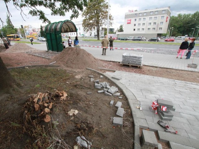 Przy kieleckiej Galerii Korona budowana jest ścieżka rowerowa. – Tam mogą uschnąć drzewa, bo pracownicy naruszyli system korzeniowy drzew – alarmuje czytelnik.