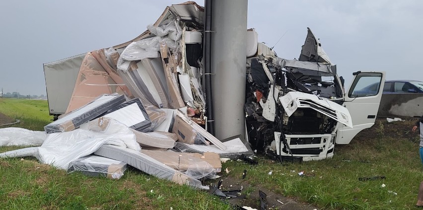 Samochód ciężarowy uderzył w filar wiaduktu na autostradzie A2 [FOTO]