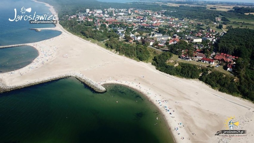 Plaża w Jarosławcu zapełnia się turystami. Zobaczcie zdjęcia z drona 