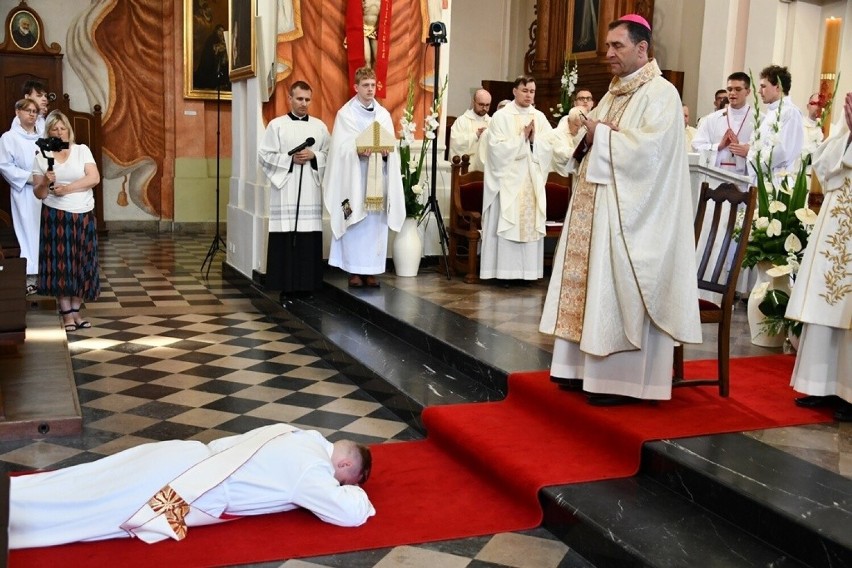 Diakon leżał krzyżem na posadzce katedry przed wyświęceniem
