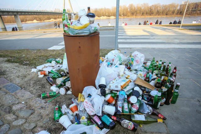 Bulwary już zaśmiecone. Jak wygląda Wisła po pierwszym ciepłym weekendzie w roku? [ZDJĘCIA]