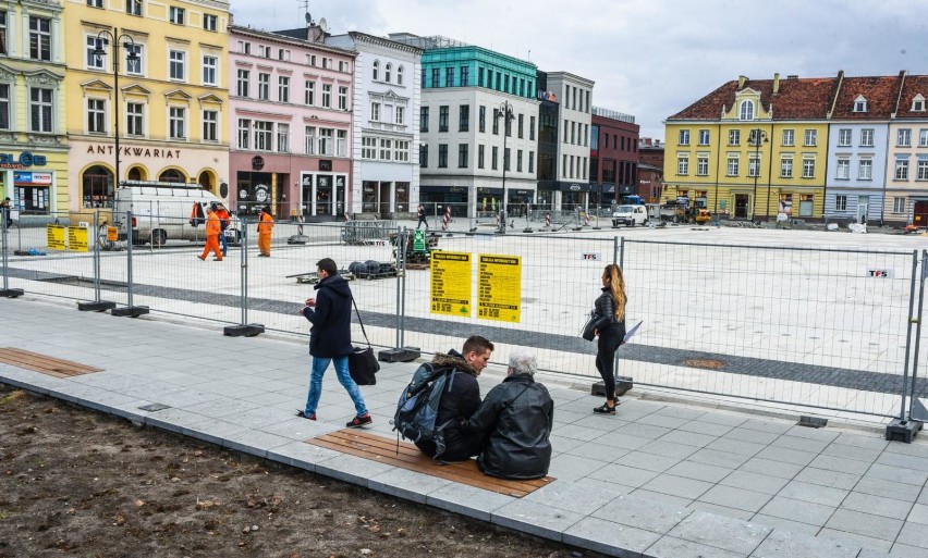 Trwa rewitalizacja płyty Starego Rynku w Bydgoszczy. Prace...