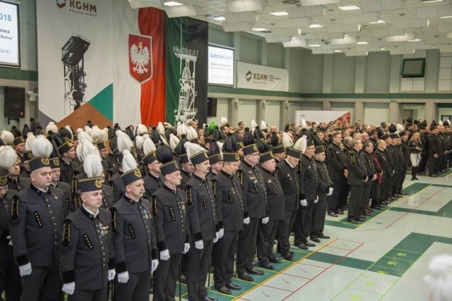 W poprzednich latach górnicy KGHM świętowali Barbórkę od połowy listopada. Przez kilka tygodni pracownicy Polskiej Miedzi spotykali się na zakładowych i związkowych karczmach piwnych, a także na górniczych balach. Na główne uroczystości KGHM czyli akademię, karczmę i babski comber, zapraszano wielu gości. W tym roku wszystkie te imprezy zostały odwołane, a Barbórka 2020 będzie tylko kartą w kalendarzu.
Czytaj pod kolejnym zdjęciem