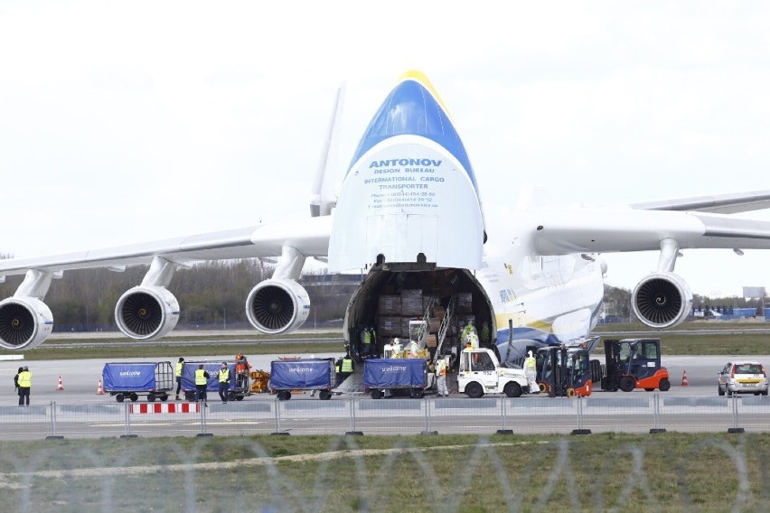 An-225 w Warszawie. Największy samolot transportowy świata dwa lata temu wylądował w stolicy. W czasie wojny zniszczyli go Rosjanie