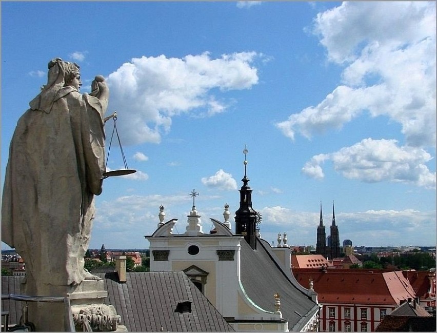 Żeby zorientować się w obcym mieście, najlepiej wejść na...