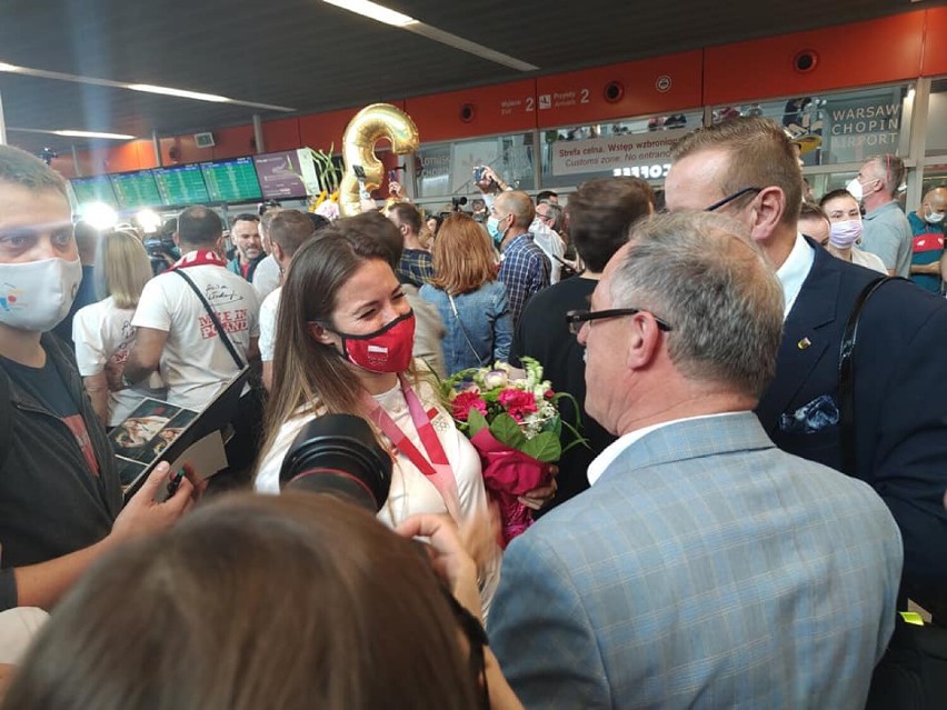 Prezydent Suwałk Czesław Renkiewicz powitał wicemistrzynię świata Marię Andrejczyk na lotnisku [Zdjęcia]