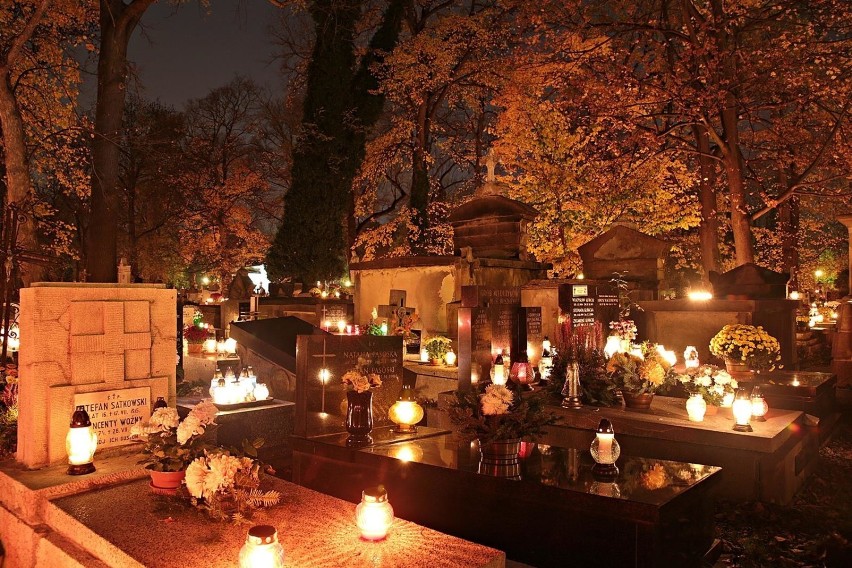 Cmentarz Rakowicki rozświetlony tysiącem zniczy [ZDJĘCIA]