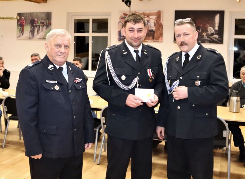 Medale, odznaki i zabawa strażacka. Jednostka OSP w Tuchomiu podsumowała miniony rok