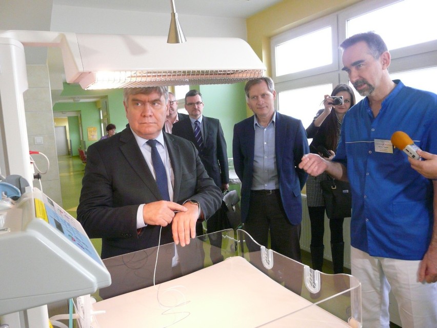 Sieradzki szpital pochwalił się remontami i nowym sprzętem (inkubatory, karetki) za ponad 2 mln zł