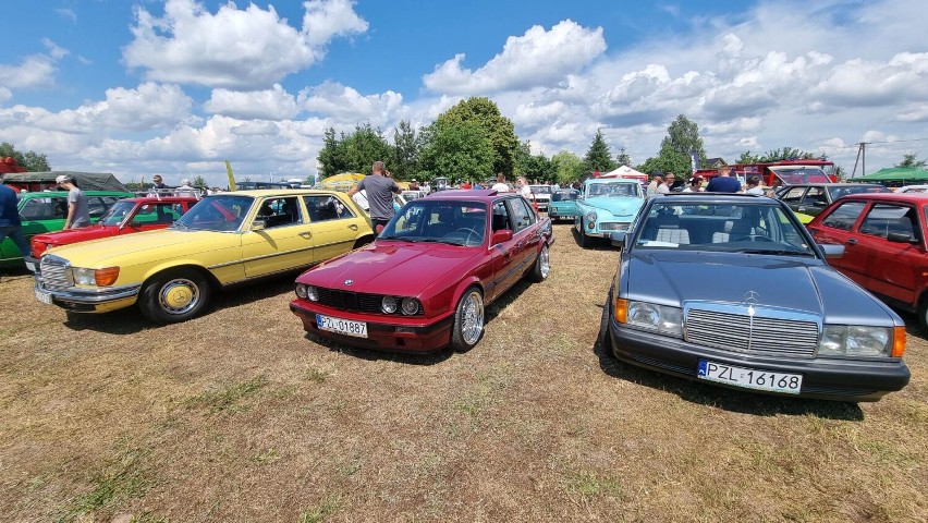 Retro zlot starych pojazdów i maszyn w Walentynowie, w gminie Łobżenica