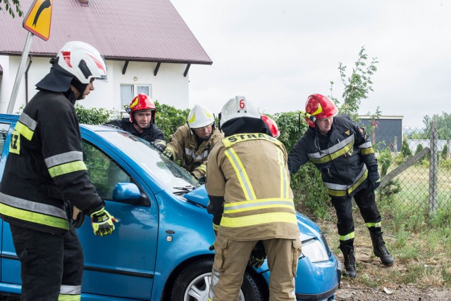 Wczoraj (10 lipca) w Głuchówku koło Rawy Mazowieckiej samochód osobowy uderzył w drzewo. Odbił się i zatrzymał na środku drogi, tarasując ruch w obydwie strony. Autem podróżowały dwie osoby. Jedna z nich została odwieziona do szpitala z bólem kręgosłupa w odcinku szyjnym.