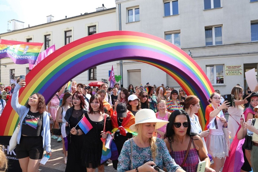 Marsz równości przeszedł ulicami Kielc w wielkiej obstawie policji. Nie obyło się bez kontrowersji. Zobaczcie zdjęcia