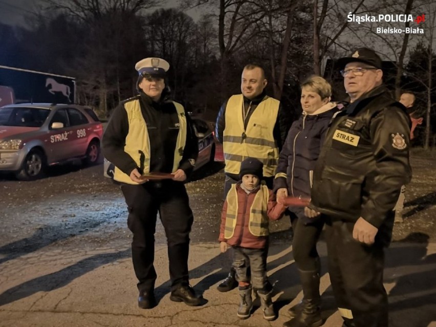 Policjanci z bielskiej drogówki i strażacy-ochotnicy z Międzyrzecza Dolnego rozdawali odblaski