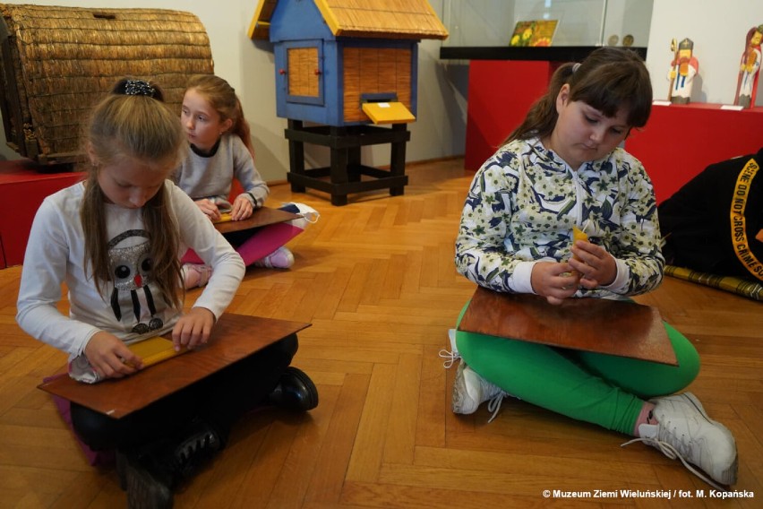 Zajęcia dla dzieci w wieluńskim muzeum z pszczołami i miodem w roli głównej ZDJĘCIA