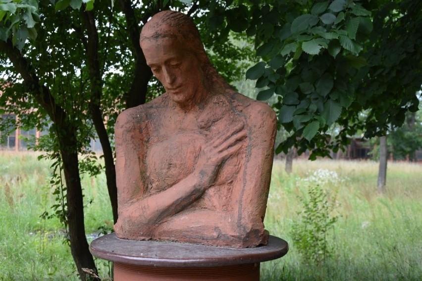 Gmina Suchedniów odkupiła za symboliczną cenę pięć rzeźb,...