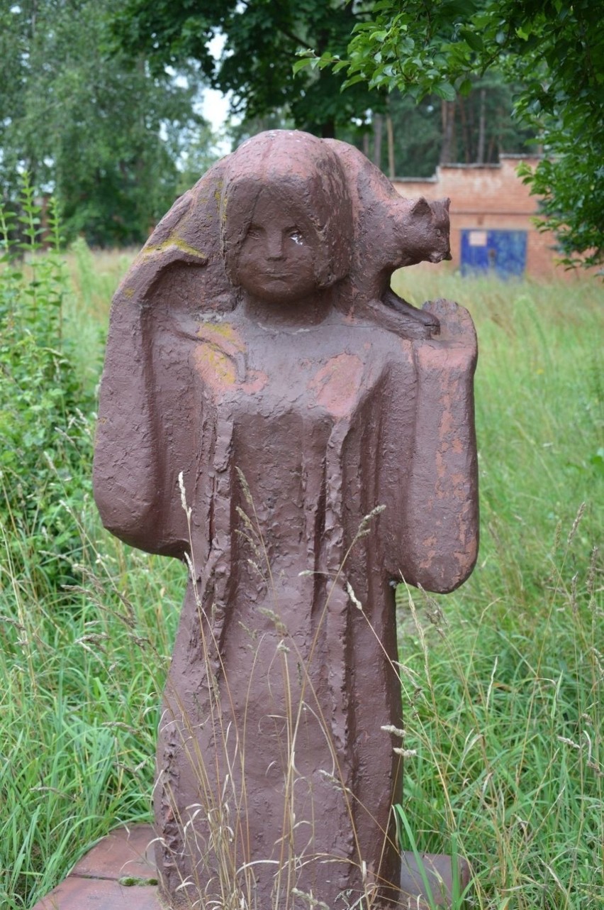 Gmina Suchedniów odkupiła za symboliczną cenę pięć rzeźb,...