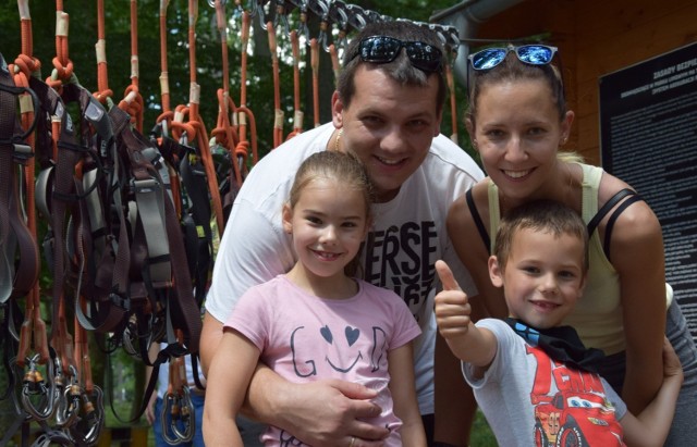 Nadodrzański Park Rekreacyjny w Nowej Soli, niedziela, 28 czerwca 2020 r.
Na zdjęciu Izabela i Mariusz Falentowie z dziećmi Agatką i Piotrusiem.