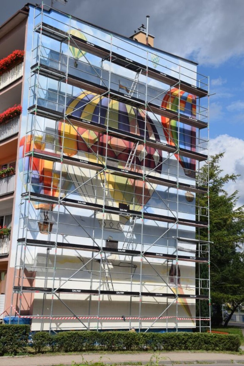 Eko-mural w Szczecinku gotowy. Balonowy będzie na Art Piknik [zdjęcia]