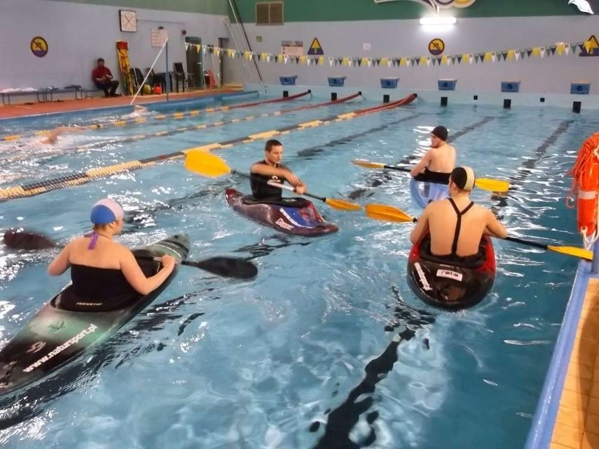 Ćwiczenia kajakarzy na basenie