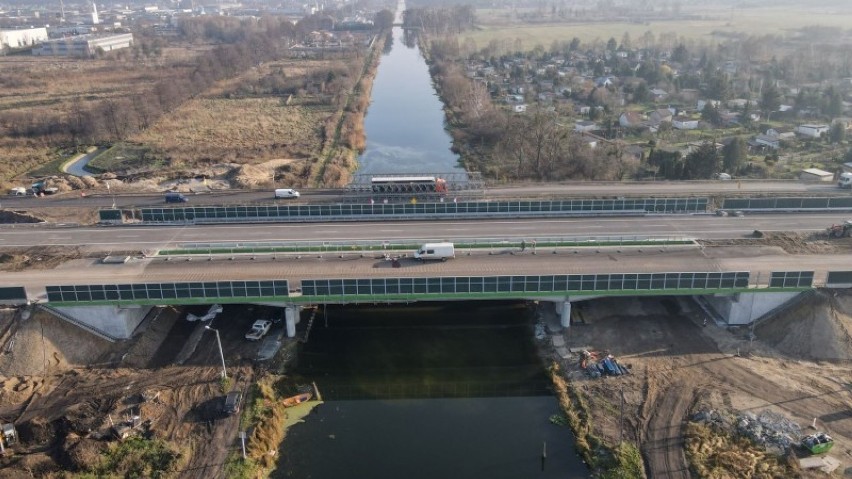 Zaawansowane prace trwają jeszcze na trzech odcinkach drogi...