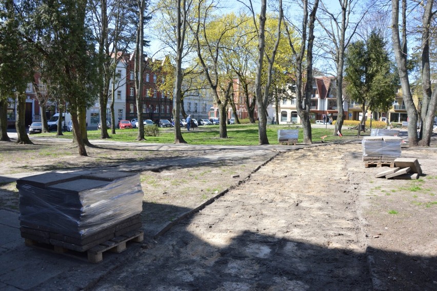 Lębork. Otoczenie placu Pokoju zmienia się na lepsze. Ruszyły prace w parku Żwirki i Wigury.