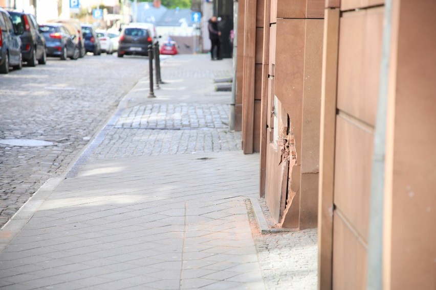 Mrożące krew w żyłach sceny w Kielcach. Samochód wjechał na chodnik, którym szli piesi... Zatrzymał się na ścianie kamienicy. Zobacz film