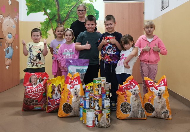 Kolejne szkoły z regionu wspierają grupę "Zwierzoluby Łęczyca". Odebrano karmę i potrzebne artykuły