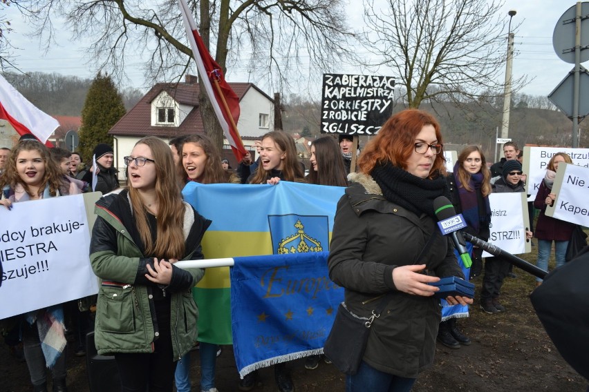 Pikieta w Koronowie w obronie zwolnionego kapelmistrza [zdjęcia]