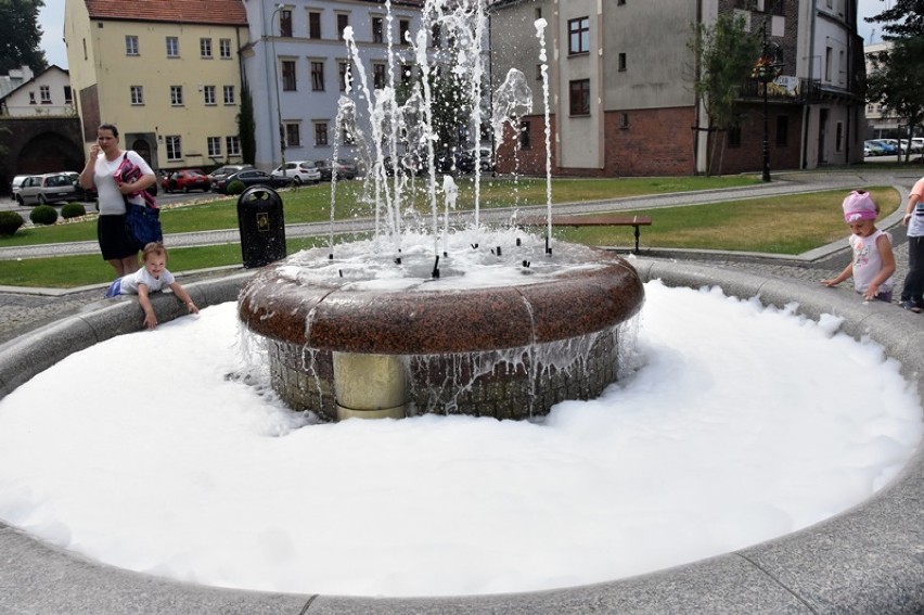 Wandale nadal grasują w Legnicy, ktoś wlał szampon do fontanny {ZDJĘCIA]
