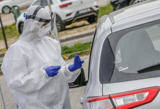 Zmarło kolejnych siedmiu mieszkańców województwa łódzkiego chorujących na COVID 19. Wszyscy umarli w szpitalu w Zgierzu.

CZYTAJ DALEJ NA NASTĘPNYM SLAJDZIE