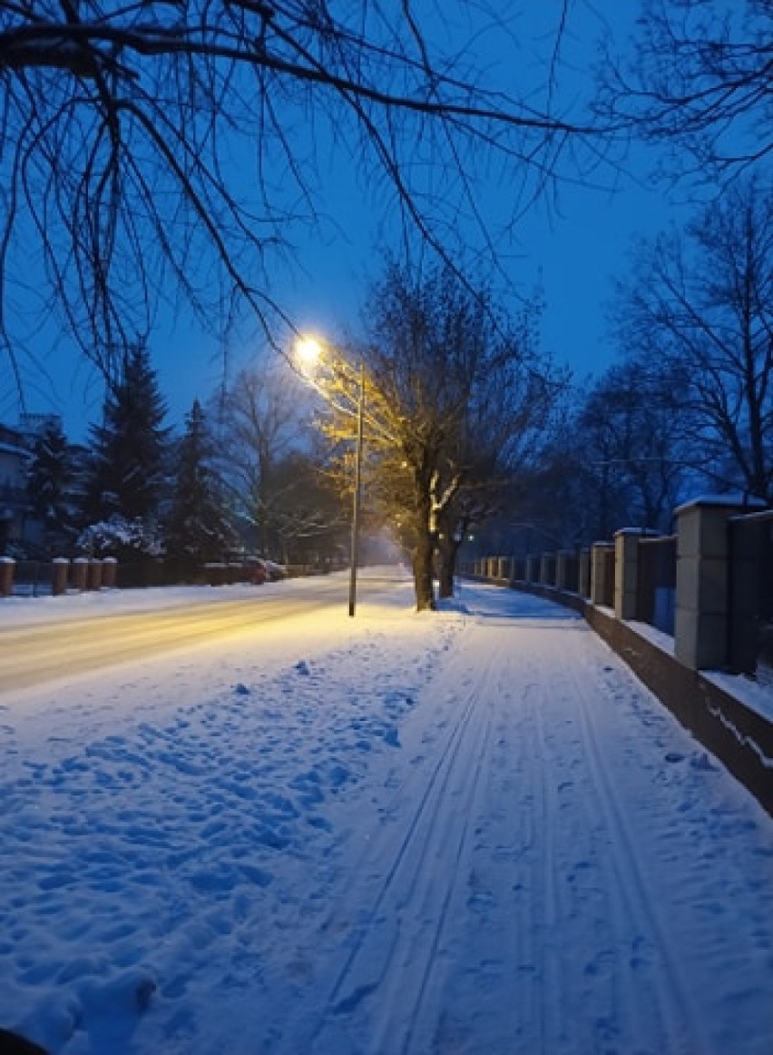 Osiedlowe uliczki w Oleśnicy są białe i śliskie. Kierowcy narzekają na służby 
