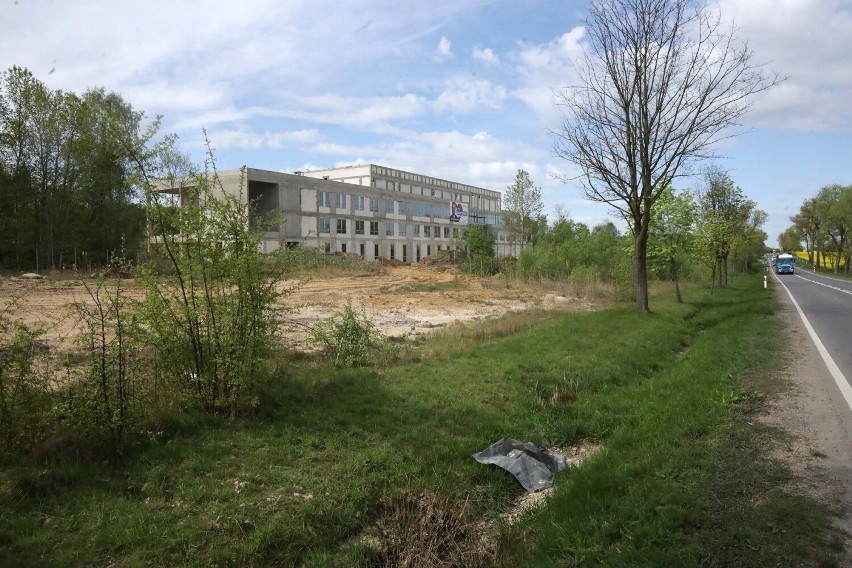 W Gniewomirowicach tuż za Legnicą w gminie Miłkowice powstaje szpital, aktualne zdjęcia