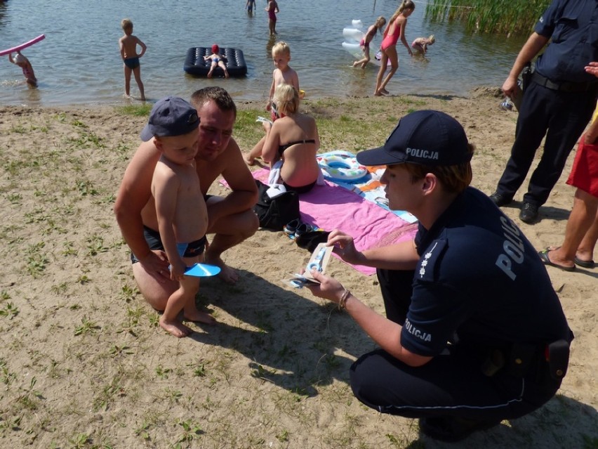 Policja rozdała dzieciom opaski