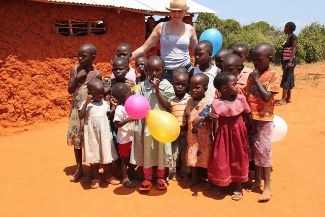 Monika Wojtoń w ramach wolontariatu pomaga uczniom jednej ze szkół w Lusace, stolicy Zambii