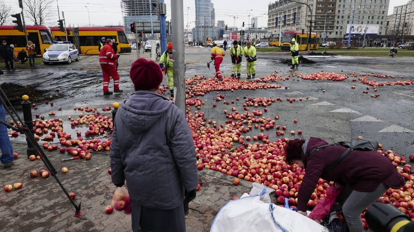 Protest rolników, Warszawa, plac Zawiszy 2019. W Warszawie rolnicy podpalili słomę i rozrzucili martwe świnie [ZDJĘCIA]