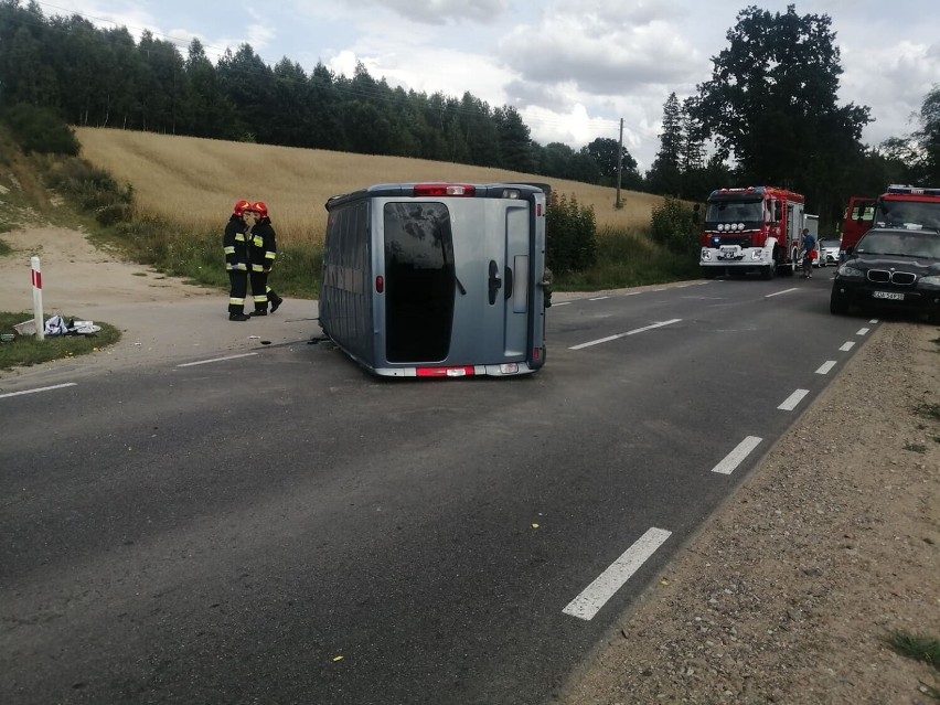 Pomieczyno. Dachował bus - na szczęście nikt poważnie nie ucierpiał