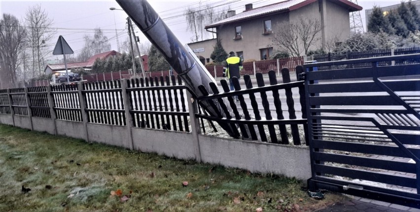 Wypadek w Ornontowicach. Samochód wjechał w słup, który przewrócił się na dom