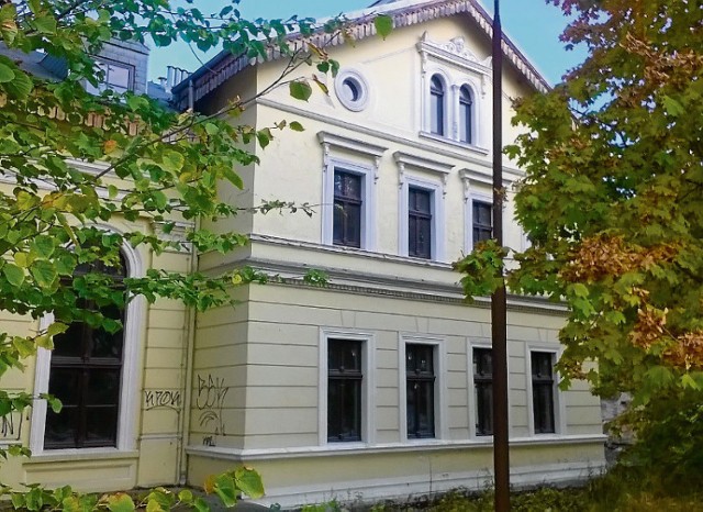 Budynek przy Jazie Opatowice nazywany jest zamkiem. Jego styl zdradza, że powstał na przełomie XIX i XX w. Stoi pusty