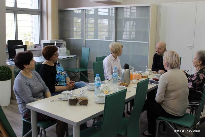W miejskiej bibliotece w Wieluniu już po raz 50 odbyło się spotkanie Dyskusyjnego Klubu Książki[FOTO]