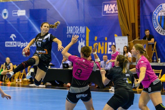 Lesia Smolinh (z piłką) wraz z koleżankami odrobiły straty z pierwszego meczu i awansowały do kolejnej rundy EHF Cup.
