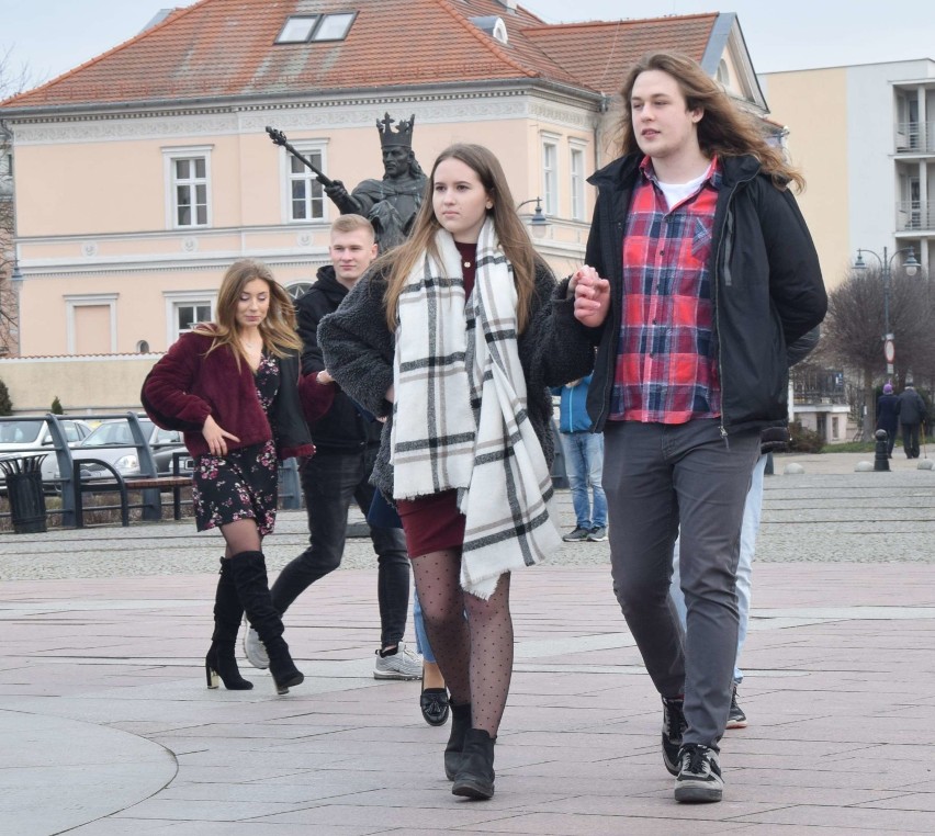 Malbork. Polonez maturzystów na placu Jagiellończyka [ZDJĘCIA]. "To taniec wszystkich Polaków"