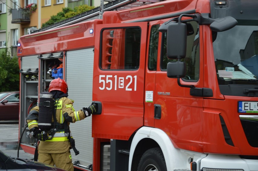 Pożar samochodu osobowego na osiedlu Wyszyńskiego w Wieluniu