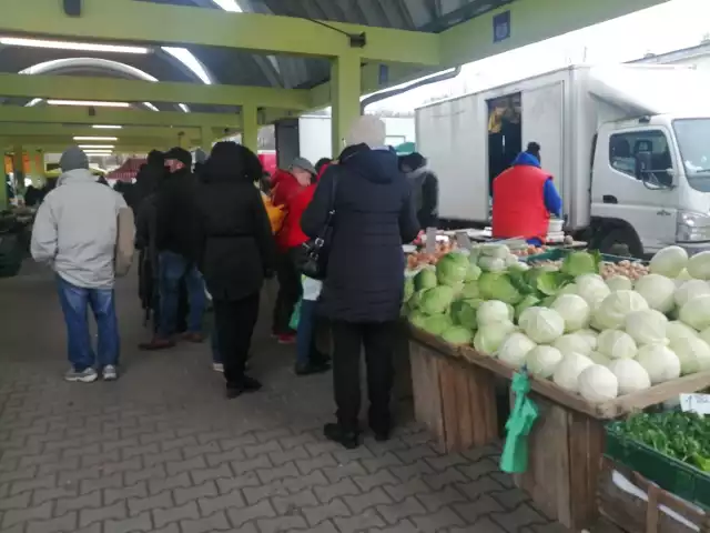 Tłoczno było w sobotnie przedpołudnie na targowisku Górniak w Łodzi. Wielu klientów kupowało owoce i warzywa, część chciała sprawdzić, czy po obniżce podatku VAT, spadły ceny tych produktów.

Sprzedawcy z Górniaka deklarują, że ceny owoców i warzyw nie spadły od lutego, ale podkreślają, że nie stosowali takich zabiegów, jak niektóre sieci sklepów.

Czytaj dalej >>>>>