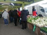 Tyle kosztują owoce i warzywa na Górniaku w Łodzi. Czy obniżka podatku VAT miała wpływ na ceny? Czy owoce i warzywa będą taniały? ZDJĘCIA