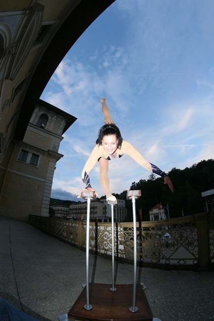 Krynica-Zdrój: pokaz gimnastyczny na balkonie Starego Domu Zdrojowego [ZDJĘCIA]